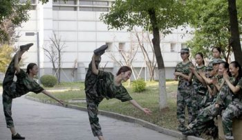女生军训时裤子开档,定做服装质量为何这么水?