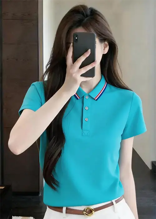 浅蓝色POLO衫